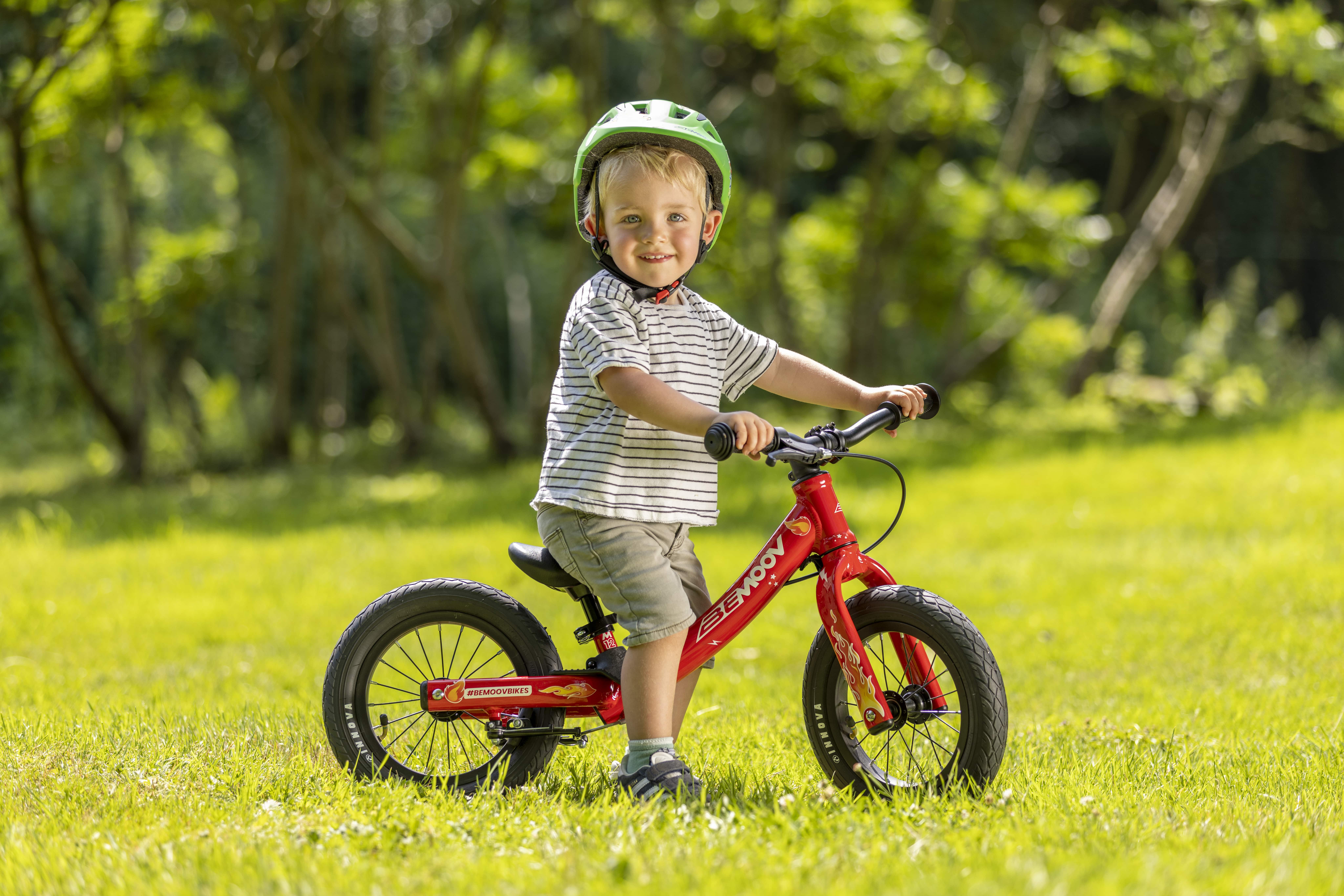 Apprendre à faire du vélo (2): Petites roues / draisienne: le match!
